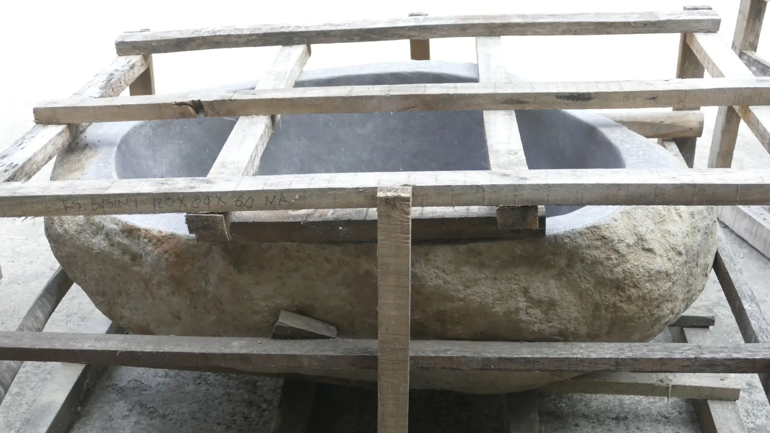  Product image 4 of the product “Basin from Riverstone, Natural surface, polished inside. Length 133 cm, Width 92 cm, Height 53 cm, Depth 36 cm. ”